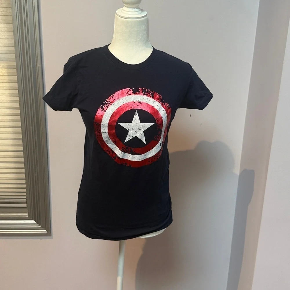 Captain America, Marvel Universal Studios Navy Graphic T-Shirt women’s L - Picture 1 of 3